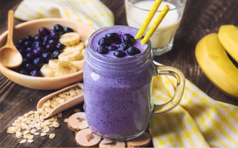 Cách làm Smoothies chuối và các loại quả mọng